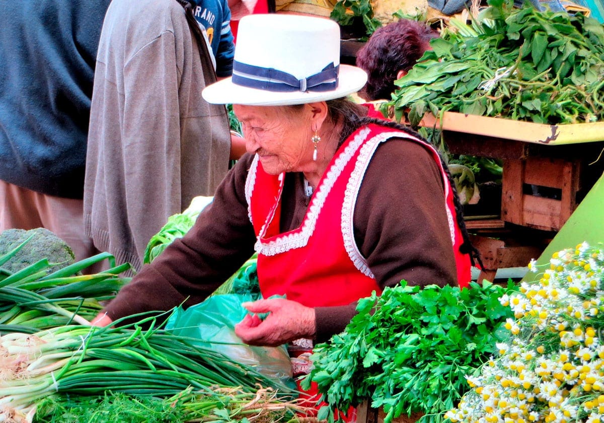 Ældre kvinde der sælger grøntsager i Quito