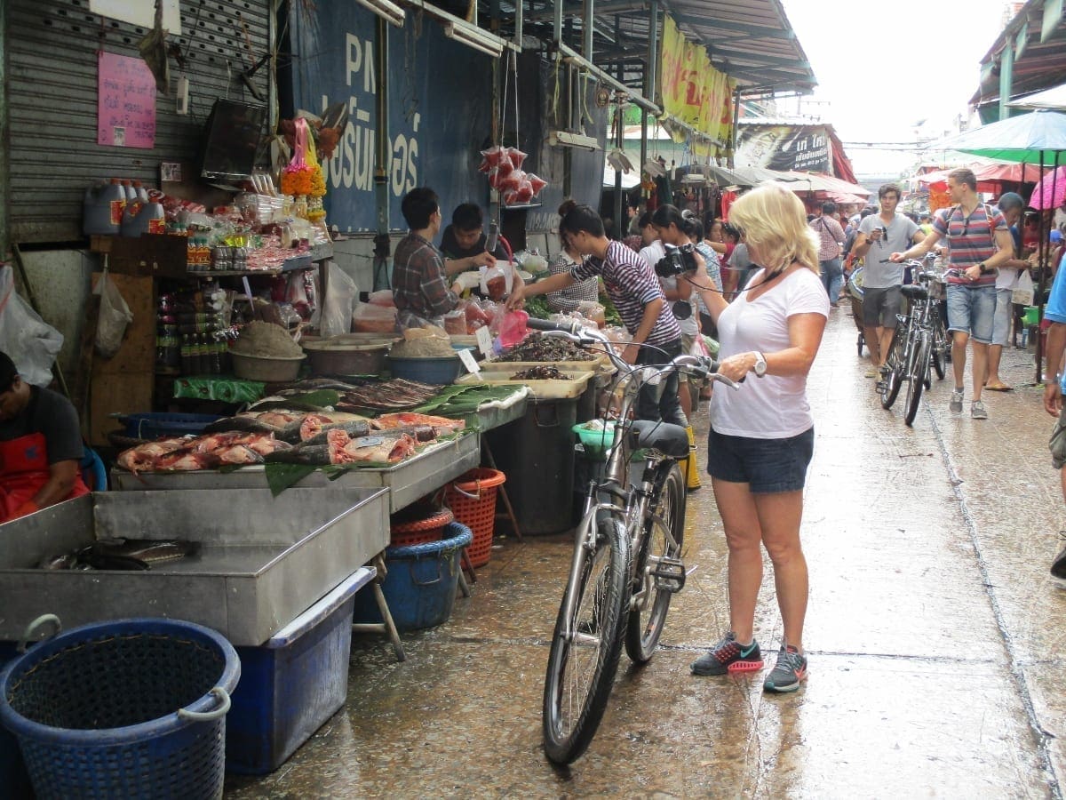 Cykeltur i Bangkoks gader og sejltur til det flydende marked
