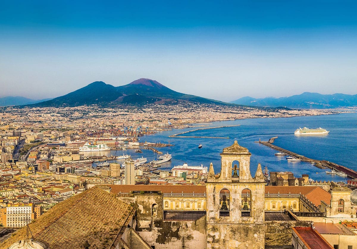 Napoli med Vesuv vulkanen i baggrunden