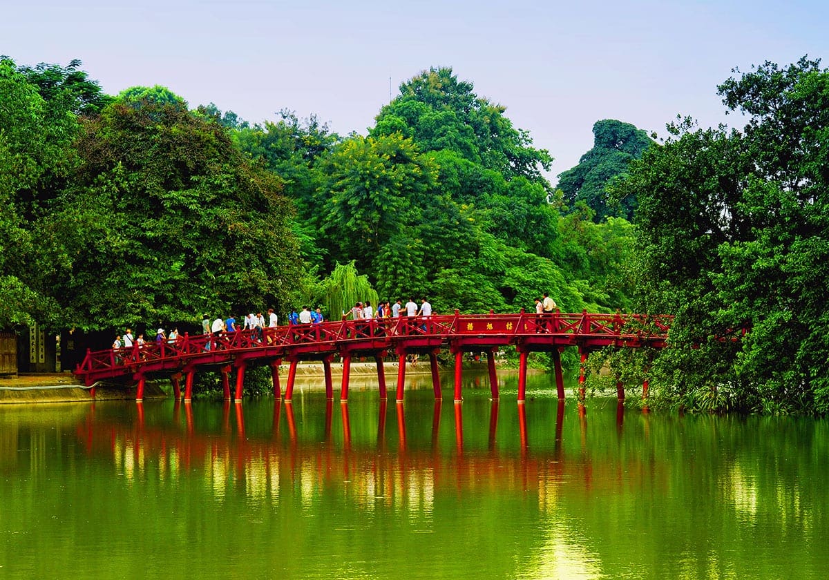 Den røde bro over Hoan Kiem søen