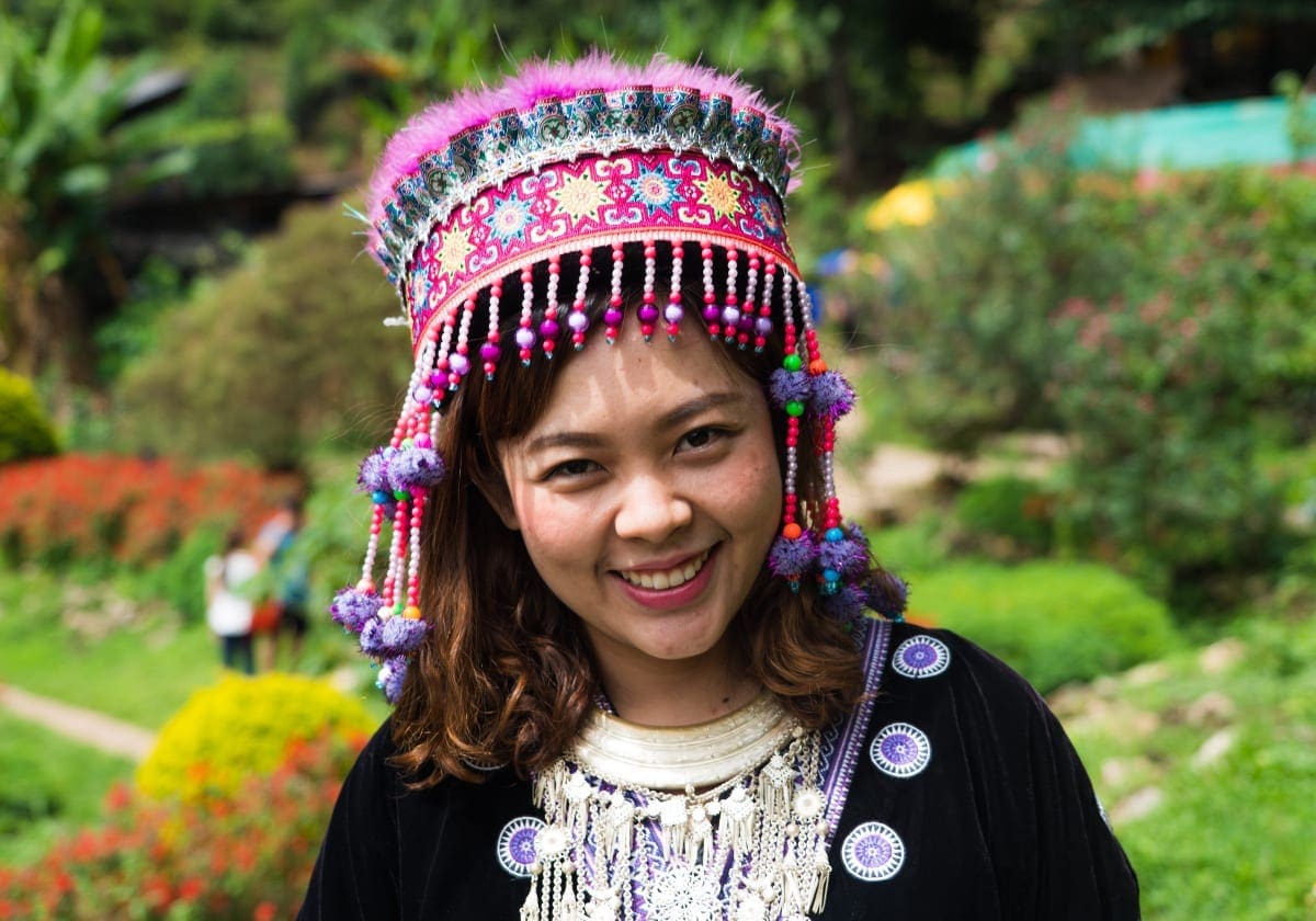 Kvinde med hovedpynt i Chiang Mai