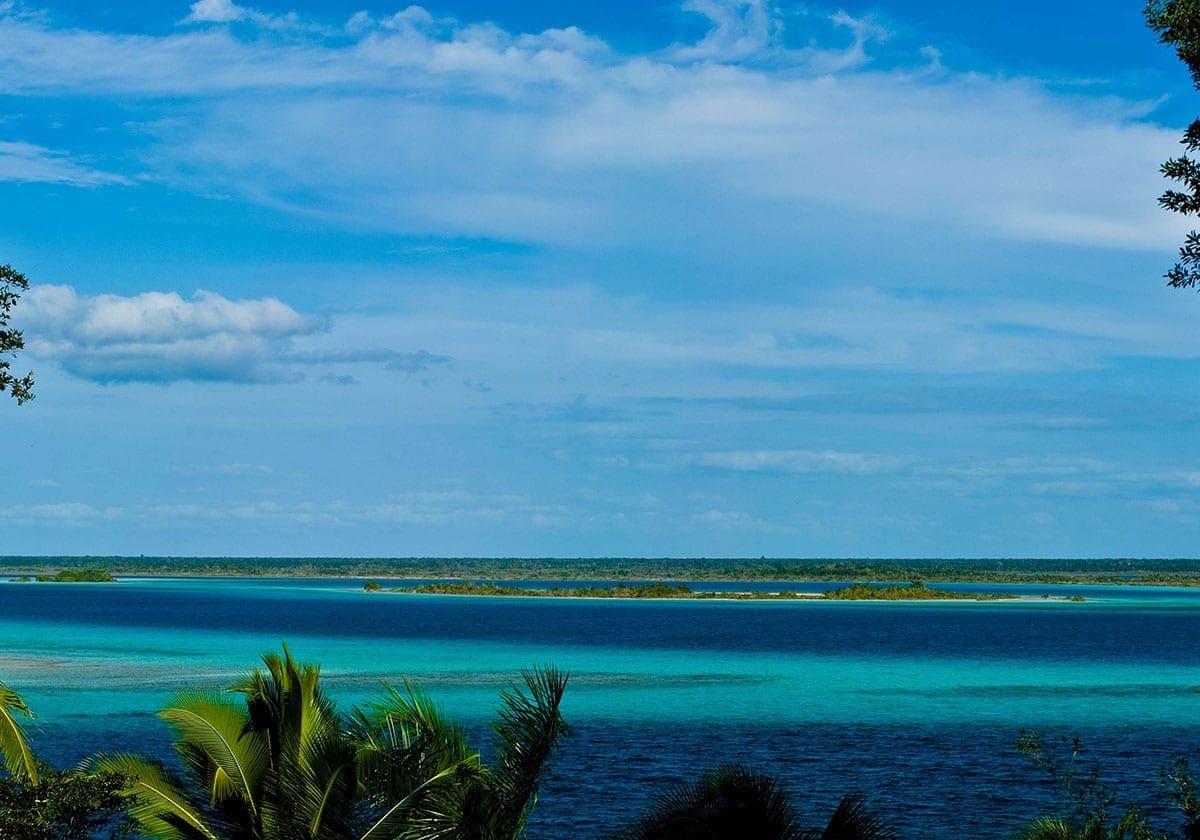 Bacalars dejlige, blå vand