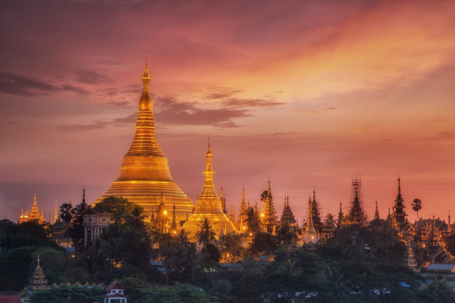 Shwedagon Pagoda ved solnedgang