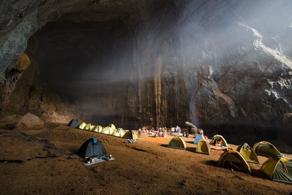 Overnat i telt i den mystiske grotte