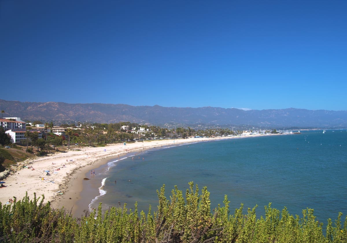 Udsigt over Santa Barbara's flotte strand