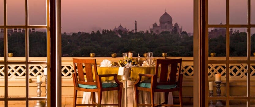 Hotellet ligger med en smuk udsigt til Taj Mahal