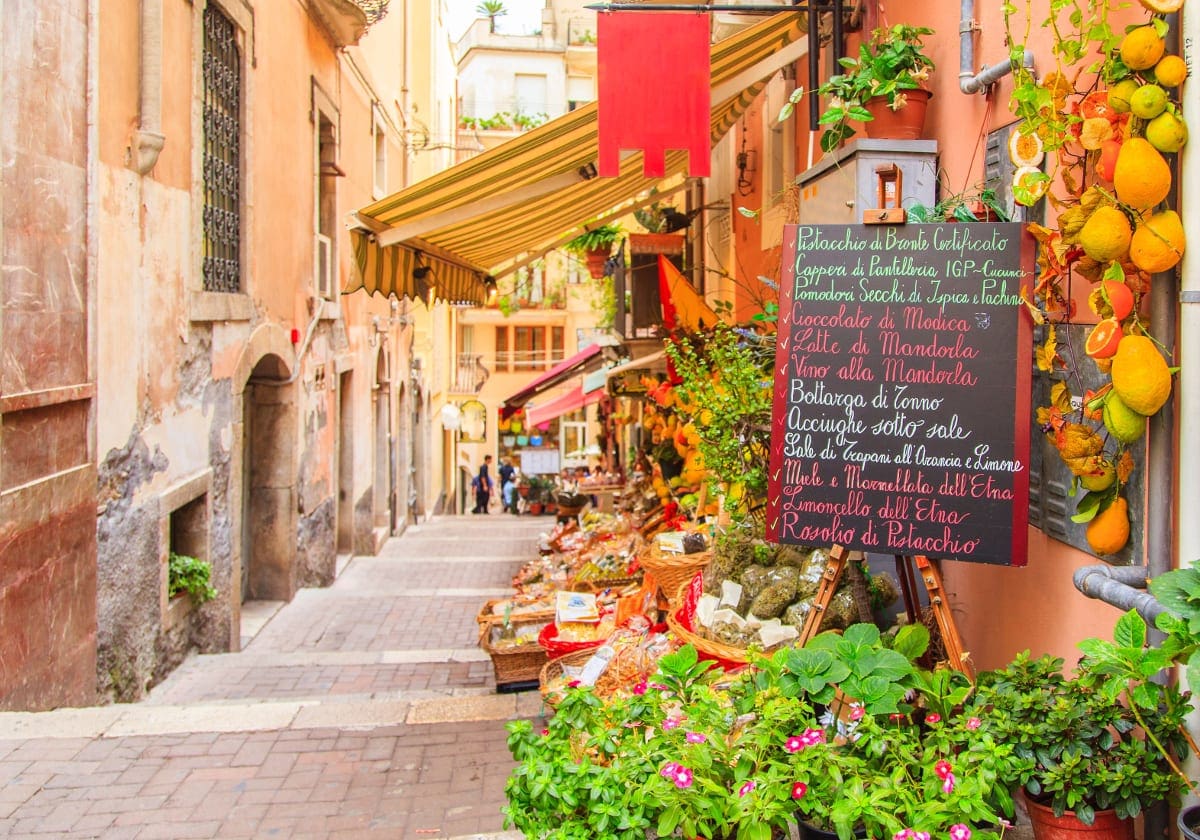 Romantisk gade i Taormina