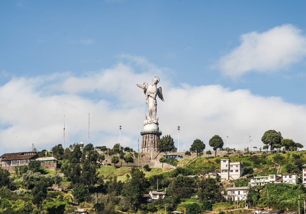 La Virgen de Quito statuen pÃ¥ toppen af bakken