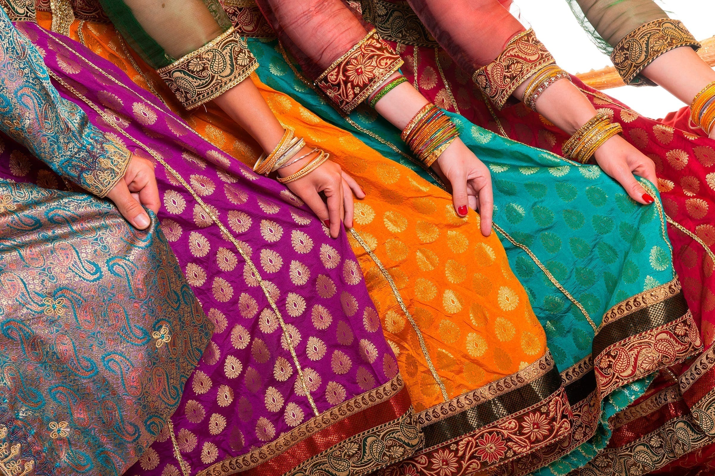 Farvestrålende sarier