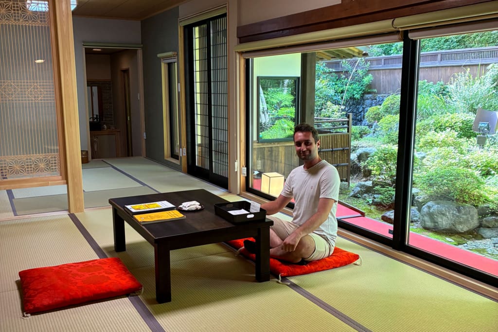 Her sidder du på gulvet Rejser til Japan - Rejser til Koyasan - Anderledes overnatning - Jokiin i Japan