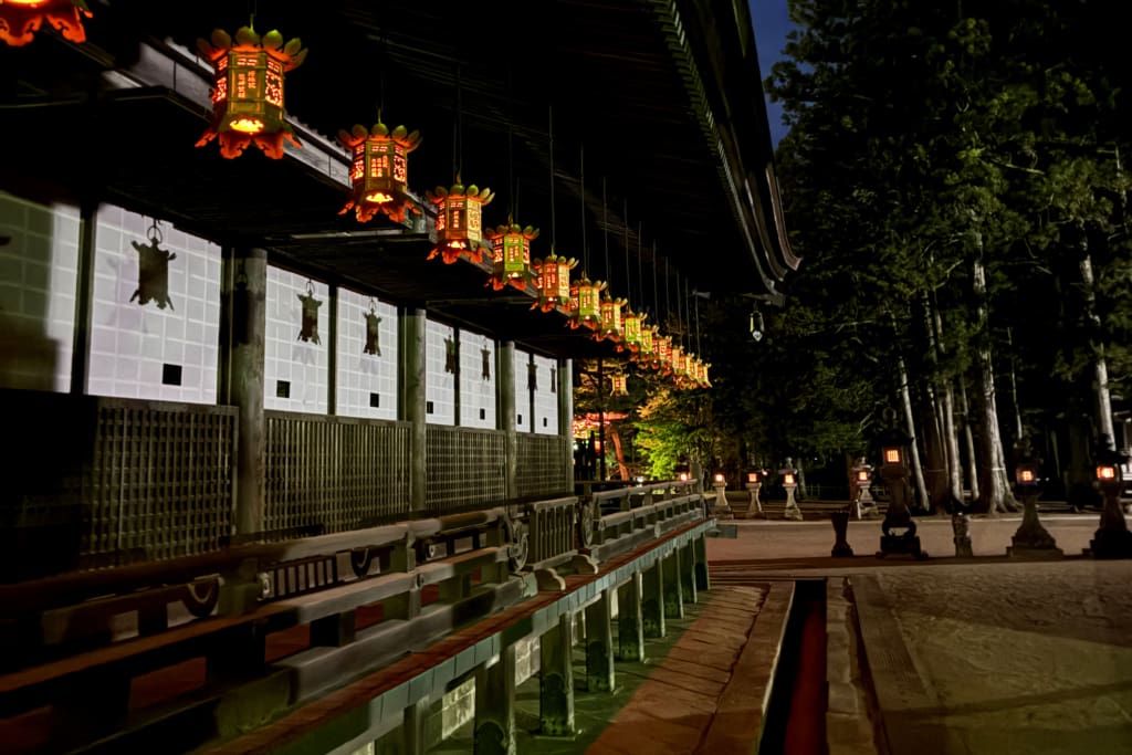 Aften tur gennem templet Rejser til Japan - Rejser til Koyasan - Anderledes overnatning - Jokiin i Japan