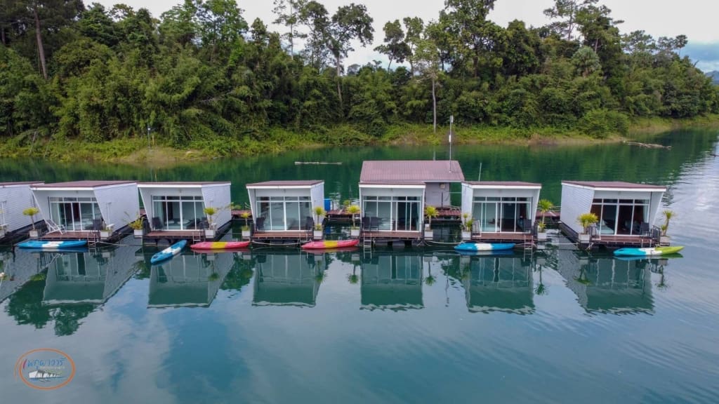 Bo i flydende hytte på Cheow Lan Lake i Khao Sok, Thailand