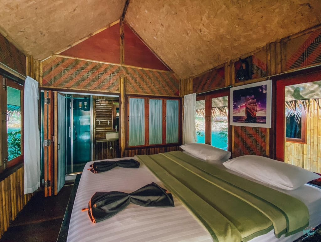 Bo i flydende hytte på Cheow Lan Lake i Khao Sok, Thailand